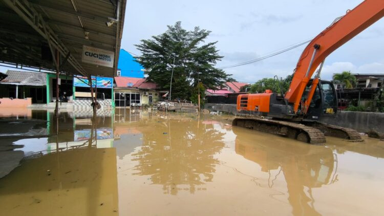 Kondisi debit air mulai naik di Jalan Jetsky, RT 29 Kelurahan Api-Api. (Dwi Kurniawan Nugroho / Bontang Post)