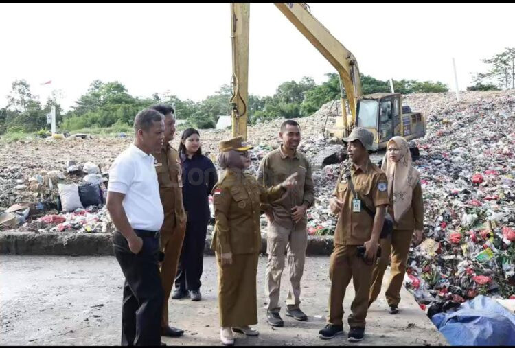 Wali Kota Bontang Neni Moerniaeni mendampingi tim Kementerian Lingkungan Hidup saat meninjau lokasi Tempat Pembuangan Akhir (TPA). (Ist)