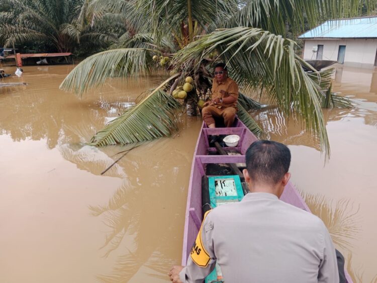 Banjir besar menerjang Desa Santan Tengah Kukar. 90 persen wilayah terendam, puluhan rumah terdampak, warga dievakuasi dan bertahan dengan sisa sembako.