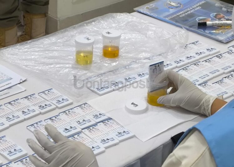 Proses pengambilan sampel urine yang dilakukan BNNK Bontang di Pendopo Wali Kota Bontang. (Nasrullah / Bontang Post)