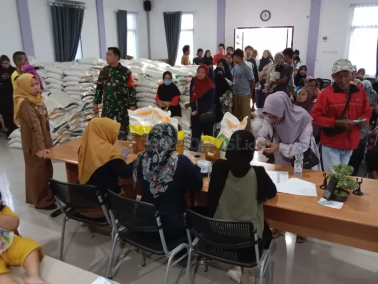 Bulog menyalurkan bantuan pangan kepada penerima manfaat yang terdaftar di Kelurahan Tanjung Laut Indah. (ADIEL KUNDHARA/KP)