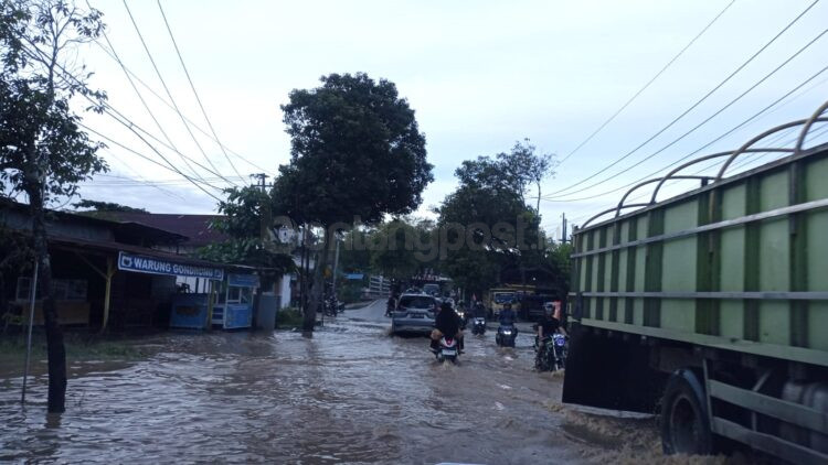 Kondisi air mulai naik di Jalan Imam Bonjol. (Dok. BPBD)