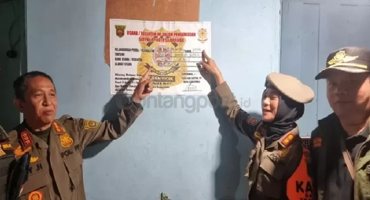 Petugas Satpol PP geruduk dan memasang spanduk dan sticker segel sebagai tanda lokalisasi tersebut dilarang beroperasi. (kis)