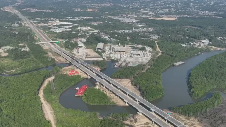 Jalan Tol IKN Seksi 3A Karang Joang-KKT Kariangau sepanjang 9,275 kilometer yang terhubung langsung ke Tol Balikpapan&ndash;Samarinda. (HUTAMA KARYA)