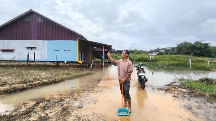 Kondisi rumah Hidayat, warga RT 01 Kelurahan Kanaan, yang masih terendam banjir akibat proyek drainase di Jalan Pongtiku 2 yang belum rampung, Kamis (15/1/2026).
(Nasrullah/Bontang Post)