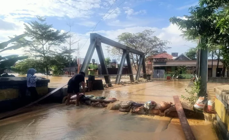 Hunian warga di Jalan Jet Ski, Kelurahan Api-Api kembali diserang air bah dari DAS Bontang. (ADIEL KUNDHARA/KP)