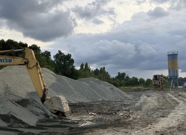 Instalasi batching plant di Jalan Pelabuhan Tiga, Kelurahan Tanjung Laut Indah, yang dipersoalkan warga karena berdekatan dengan permukiman dan SMPN 3 Bontang. (Nasrullah/ Bontang Post)