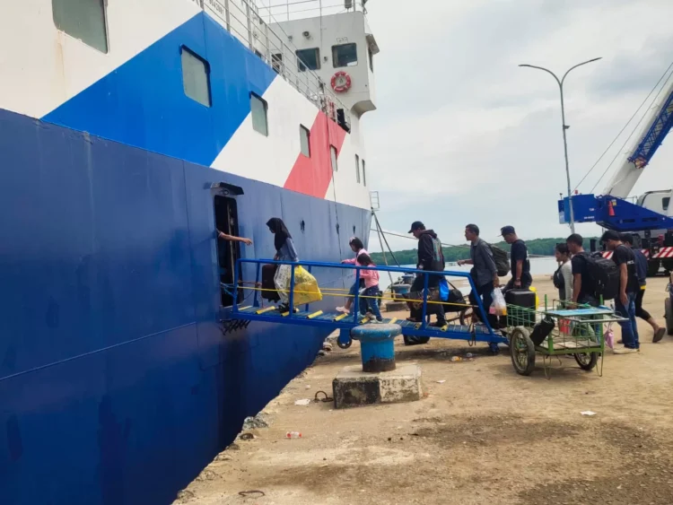 Pelabuhan Loktuan dipadati penumpang pada arus balik nataru di 8 Januari 2026 lalu. (ADIEL KUNDHARA/KP)