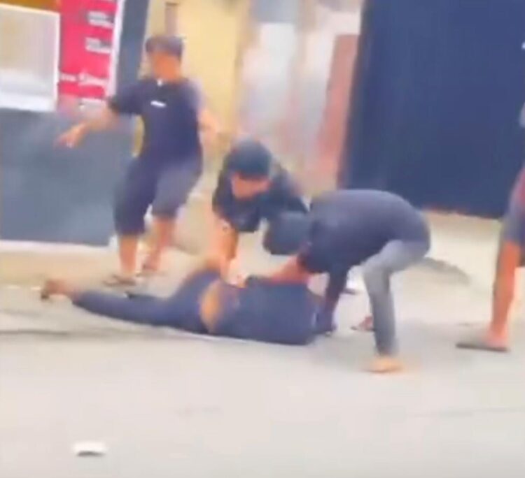 Tangkapan layar video dugaan pengeroyokan yang terjadi di Simpang Tiga Jalan Sultan Hasanuddin, Kelurahan Berbas Tengah, Bontang, Kamis (1/1/2025). Polisi masih melakukan penyelidikan.