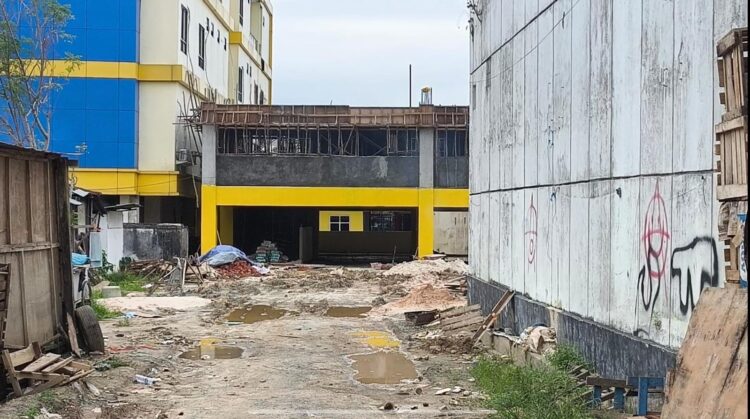 Kondisi gedung parkir lantai dua RS Tipe D Bontang yang masih menunjukkan keberadaan tiang penyangga kayu serta pengecatan yang belum merata di bagian depan bangunan, Jumat (2/1/2026). (Dwi Kurniawan Nugroho/Bontang Post)
