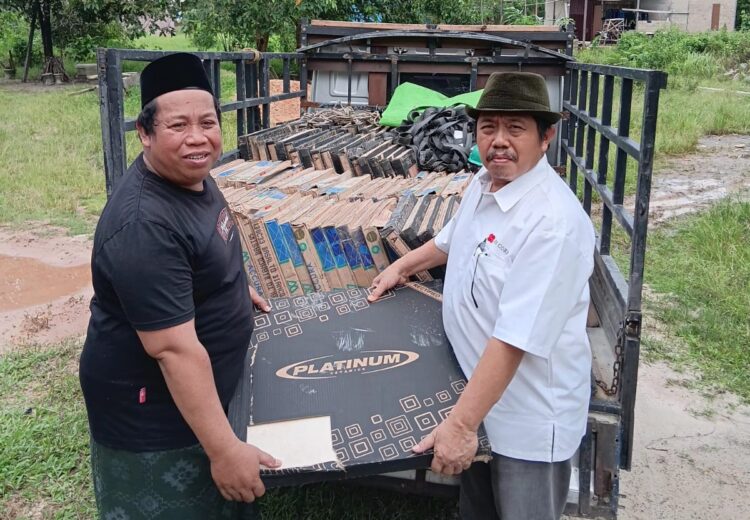 Humas PT EUP menyerahkan bantuan material kepada Pondok Pesantren Mambaul Falah. (Ist)