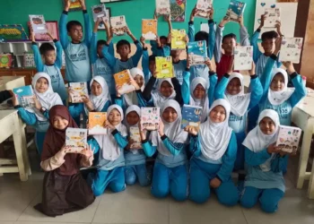 Pelajar Bontang Sumringah Terima Buku Tulis Gratis dari Pemkot