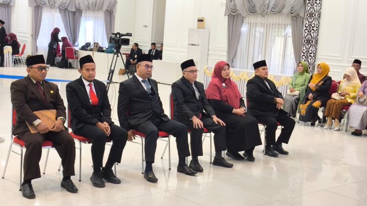 Enam calon pejabat, menunggu prosesi pengambilan sumpah jabatan di Pendopo Wali Kota Bontang. (Dwi Kurniawan Nugroho / Bontang Post)