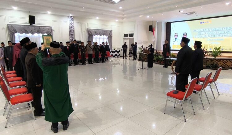 Wali Kota Bontang Neni Moerniaeni memimpin pengambilan sumpah jabatan enam pejabat pimpinan tinggi pratama di Pendopo Rumah Jabatan Wali Kota Bontang, Senin (5/1/2026). (Nasrullah/Bontang Post)