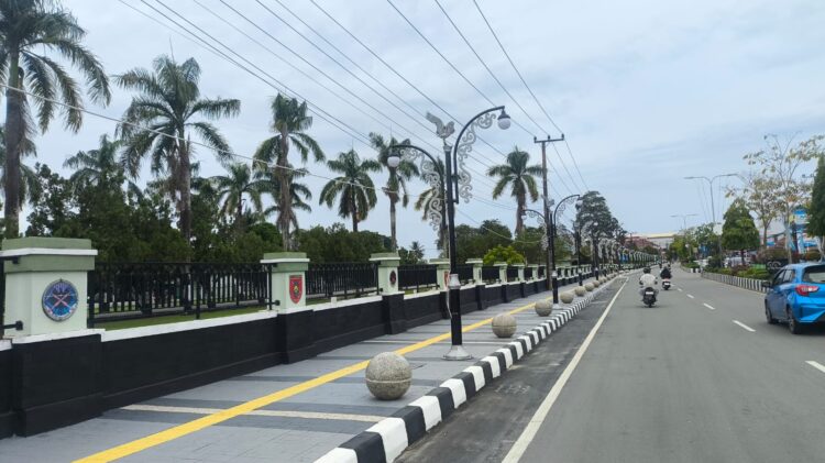 Kabel yang menggantung di antara lampu trotoar di Jalan MT Haryono. (Dwi Kurniawan Nugroho/Bontang Post)