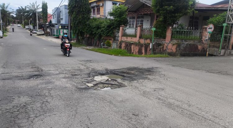 Lokasi jalan berlubang di Jalan Simon Tampubolon tepat setelah turunan di simpang tiga Rumah Sakit Yabis. ( Dwi Kurniawan Nugroho / Bontang Post)