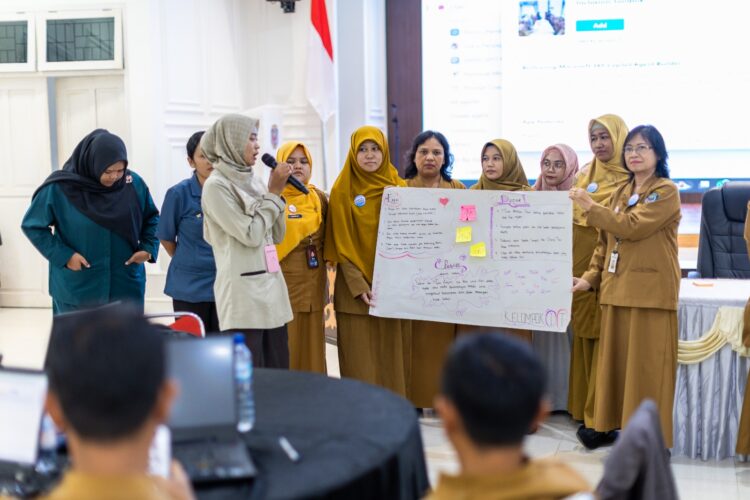 PT Kaltim Nitrate Indonesia (KNI) bersama Biji-biji Initiative menggelar pelatihan AI bagi guru dan tenaga kependidikan di Pendopo Rumah Jabatan Wali Kota Bontang, Senin (12/1/2026)