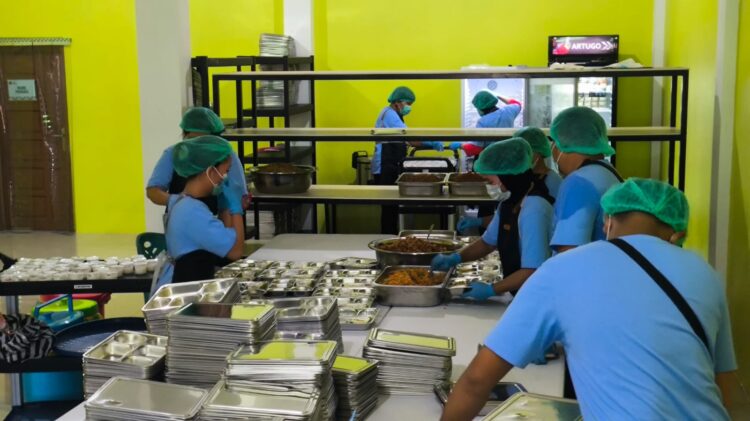 Aktivitas petugas di salah satu dapur SPPG Bontang dalam program Makan Bergizi Gratis