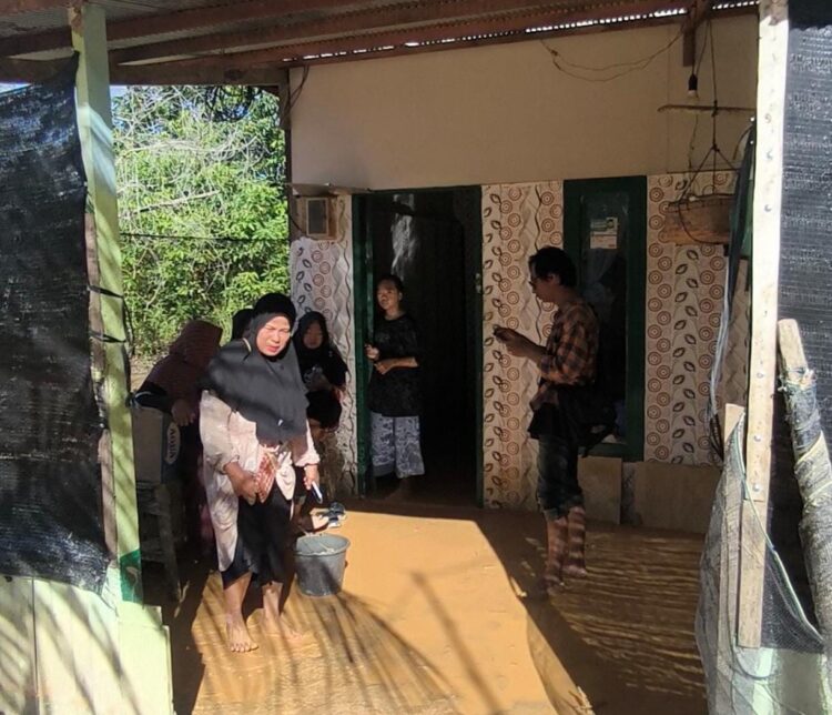 Material pasir dan lumpur sisa longsor mengendap di permukiman warga Kampung Timur RT 01, Kelurahan Kanaan, pascahujan deras, Jumat (16/1/2026). (Dwi Kurniawan Nugroho / Bontang Post)