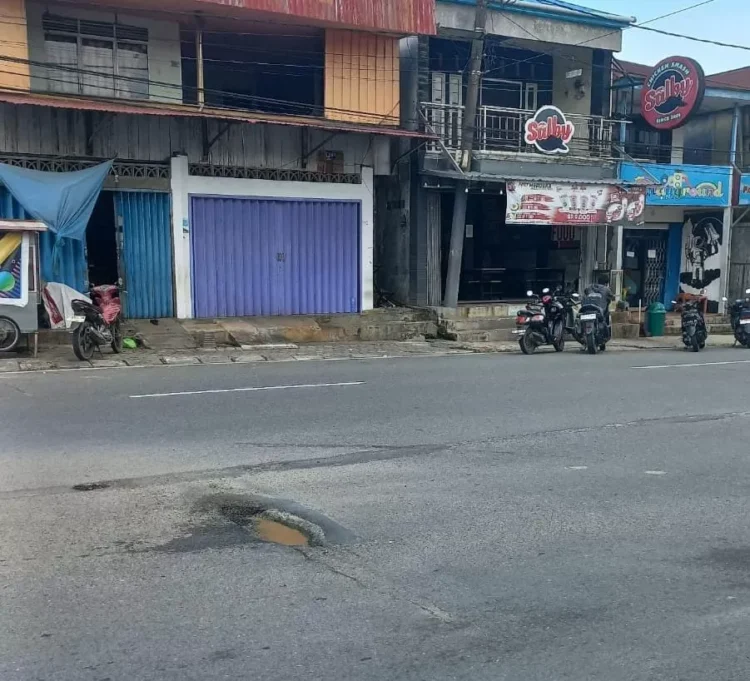 Kondisi ruas Jalan RE Martadinata yang membutuhkan perbaikan karena status jalan ini sudah menjadi kewenangan Pemprov Kaltim. (ADIEL KUNDHARA/KP)