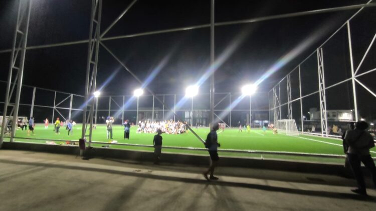 Fasilitas lapangan mini soccer di kawasan HOP 1 Kelurahan Satimpo, Bontang, yang dibangun lengkap dengan drainase bawah lapangan dan sarana penunjang lainnya. (Dwi Kurniawan Nugroho/Bontang Post)