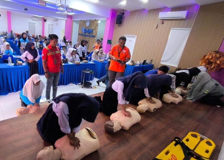 Pelajar tingkat SMP dan SMA dari Kutim, Kukar, dan Bontang mengikuti pelatihan keterampilan First Aid yang digelar PT Indominco Mandiri (IMM) dalam rangka Bulan K3 Nasional 2026, Rabu (16/1/2026). (Dwi Kurniawan Nugroho/Bontang Post)