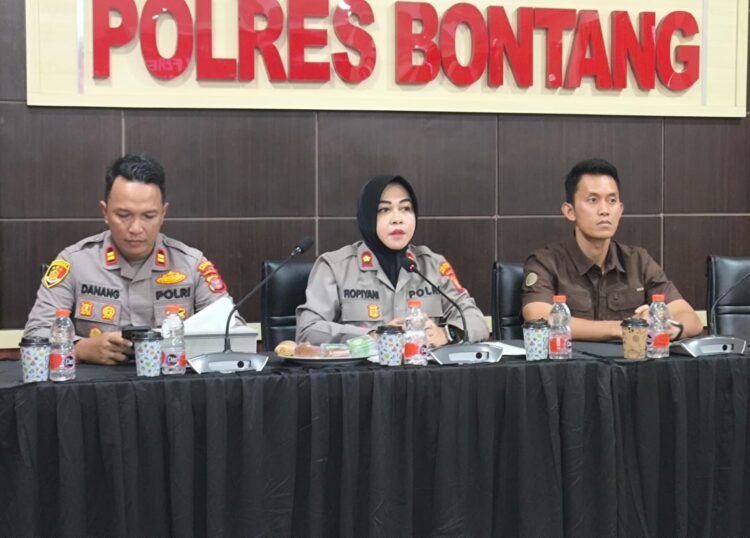 Wakapolres Bontang Kompol Ropiyani (tengah) saat konferensi pers perihal penggelapan sepeda motor (Nasrullah/ Bontang Post)