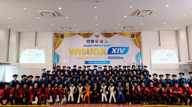Para wisudawan beroto bersama Ketua Yayasan, Ketua, Prodi, serta para pembina Stitek.
(Dwi Kurniawan Nugroho/Bontang Post)