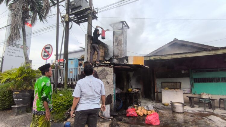 Warung makan di KM 6 nyaris terbakar (Nasrullah/ Bontang Post)