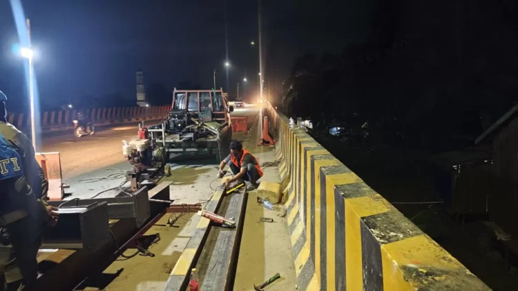 Pekerja memasang portal setinggi 2,45 meter yang diperuntukan pembatasan kendaraan roda dua ke atas melintas di Jembatan Mahakam Ulu pasca ditabrak tongkang tiga kali dalam sebulan. (EKO PRALISTIO/KP)