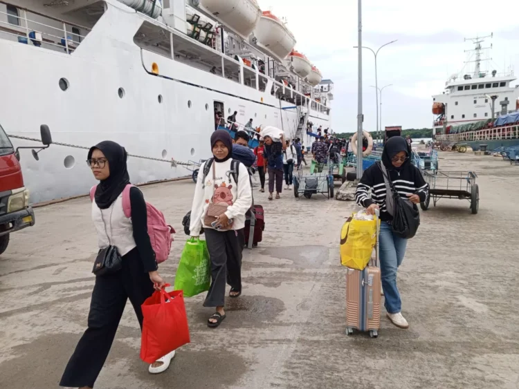 Terdapat empat keberangkatan kapal Pelni dan lima kali kapal swasta pada Februari mendatang di Pelabuhan Loktuan. (ADIEL KUNDHARA/KP)