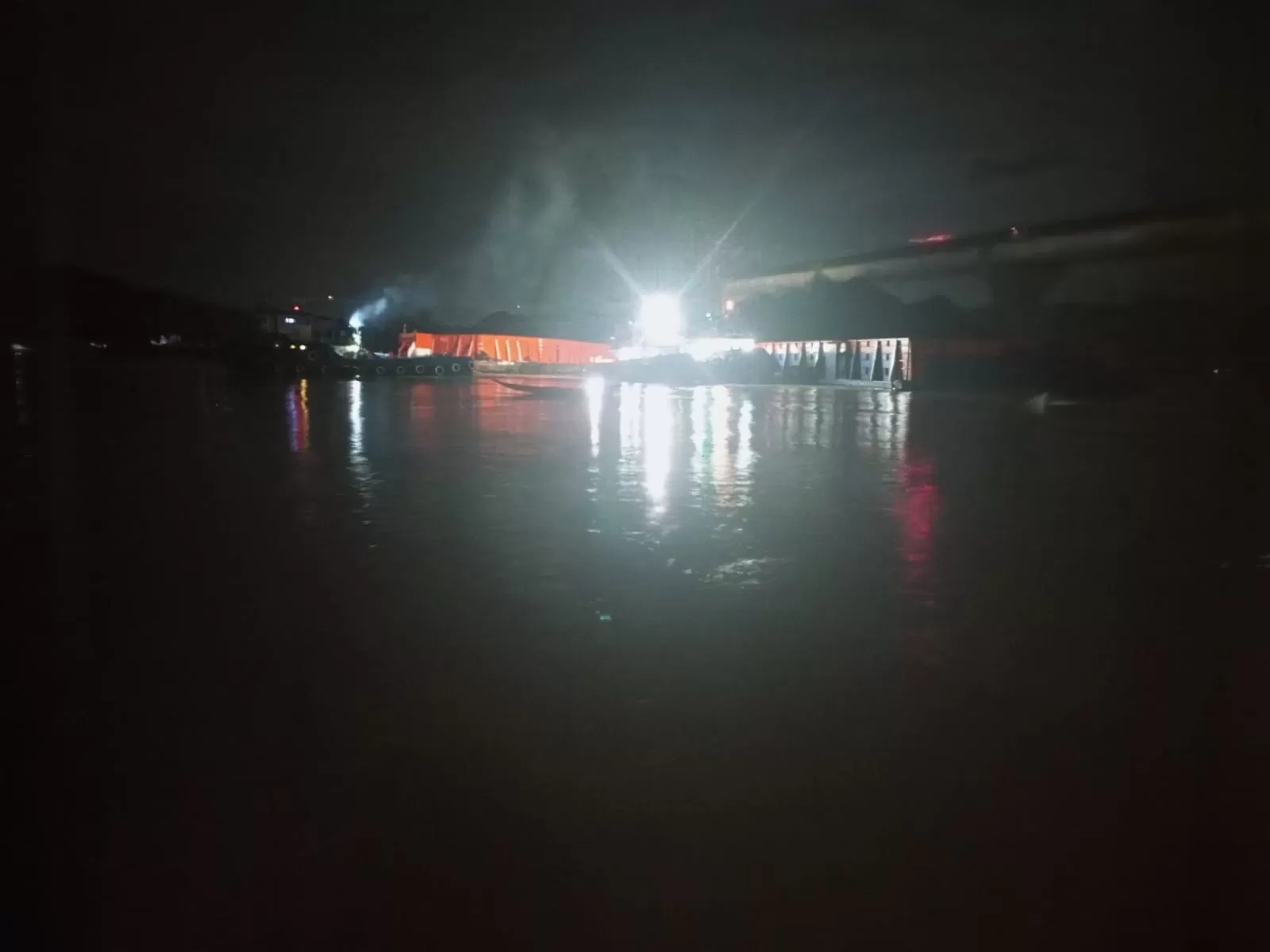 Dua Ponton Batu Bara Hantam Rumah Warga dan Rusak Jembatan Mahulu