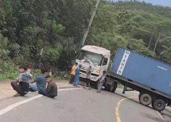Truk Kontainer Melintang di KM 68, Jalan Poros Samarinda-Bontang Lumpuh Total
