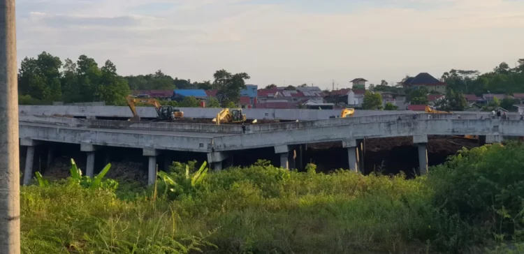 Jalan tol Km 11 Balikpapan yang menghubungkan ke IKN dilaporkan runtuh akibat hujan deras. (ist/kp)