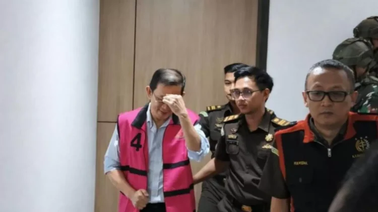 Tersangka BT saat digiring petugas Kejati Kaltim. (ant/kp)