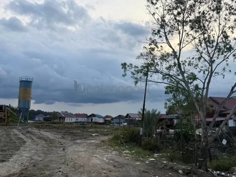 Pembangunan usaha batching plant di wilayah Tanjung Laut Indah menuai polemil bagi warga di dekat lokasi tersebut. (ADIEL KUNDHARA/KP)