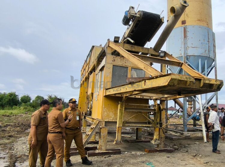 Usai menuai polemik, keputusan pembongkaran instalasi batching plant PT Tahta Indonesia Muda disampaikan saat sidak DPRD Bontang di Jalan Pelabuhan Tiga, Tanjung Laut Indah, Senin (2/2/2026). (Nasrullah/Bontang Post)