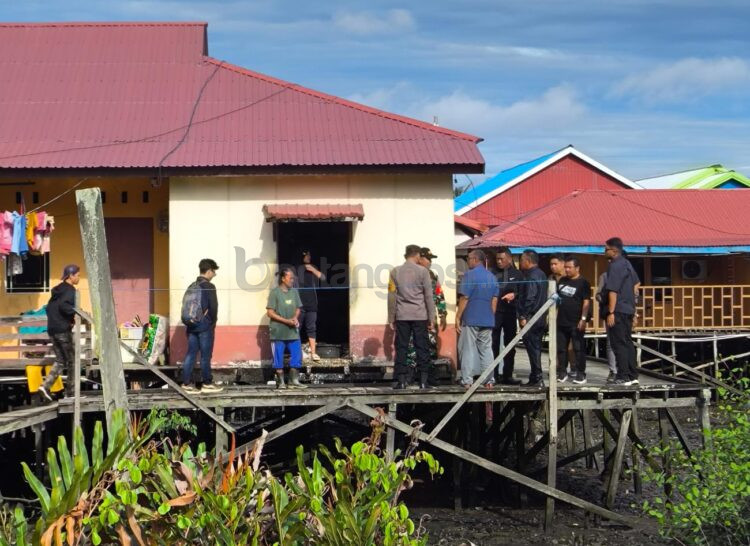 Anggota DPRD Bontang menyampaikan kekhawatiran potensi penutupan akses jalan warga saat meninjau kawasan batching plant di Jalan Pelabuhan Tiga, Tanjung Laut Indah. (Nasrullah/ Bontang Post)