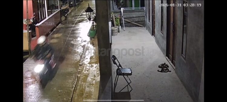 Tangkapan layar rekaman CCTV memperlihatkan terduga pelaku diduga mencuri gerobak merah milik warga RT 16 Tanjung Laut Indah dengan sepeda motor, Sabtu (31/1/2026) dini hari.