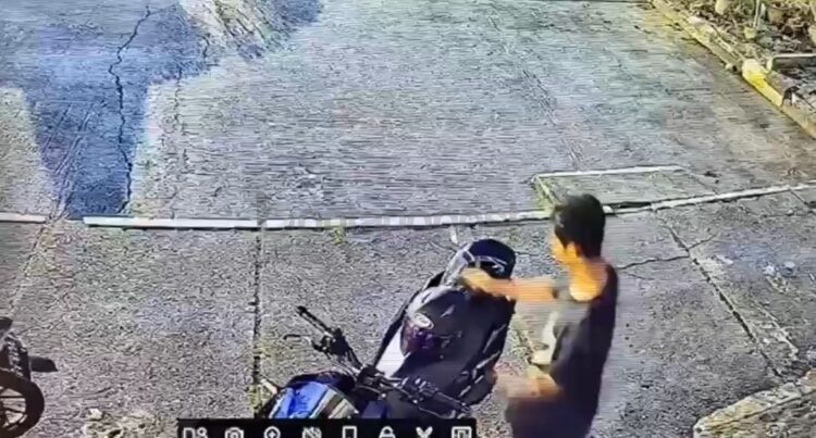 Aksi pencurian helm terekam CCTV