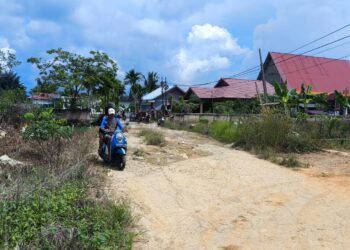 Diduga Dampak Proyek, Jalan Surabaya 2 Menuju SDN 002 Bontang Barat Rusak Berat