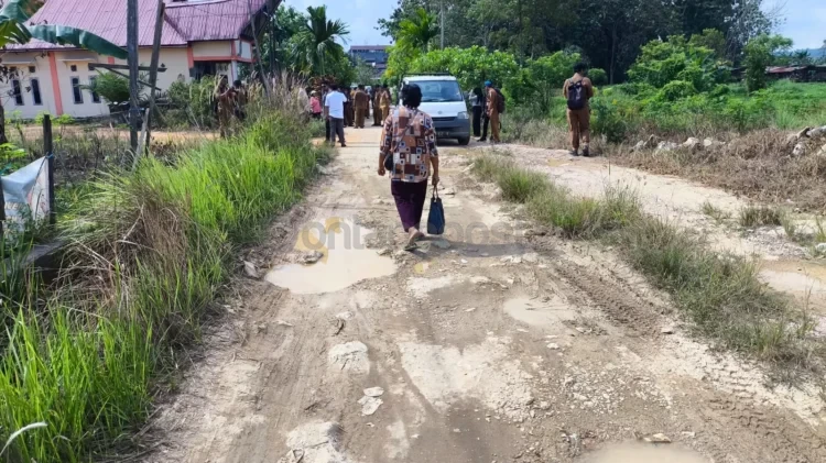 Kerusakan Jalan Pontianak IV bakal ditangani sementara menggunakan bekas agregat dari Bontang Lestari. (ADIEL KUNDHARA/KP)