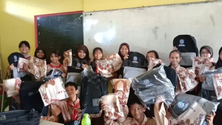Program pembagian perlengkapan sekolah gratis bagi pelajar SD dan SMP di Kota Bontang kembali dilakukan tahun ini. ( ADIEL KUNDHARA/KP)