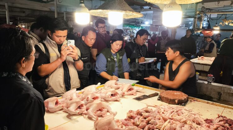 Tim Bapanas saat melakukan monitoring harga pangan di Pasar Taman Rawa Indah, Bontang.
(Dwi Kurniawan Nugroho / Bontang Post)