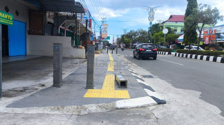 Tiang pembatas (bollard) di trotoar Jalan R Suprapto, tepat di depan Gang Wahyu RT 14, Kelurahan Bontang Baru, tampak dalam kondisi rebah.
(Dwi Kurniawan Nugroho / Bontang Post)
