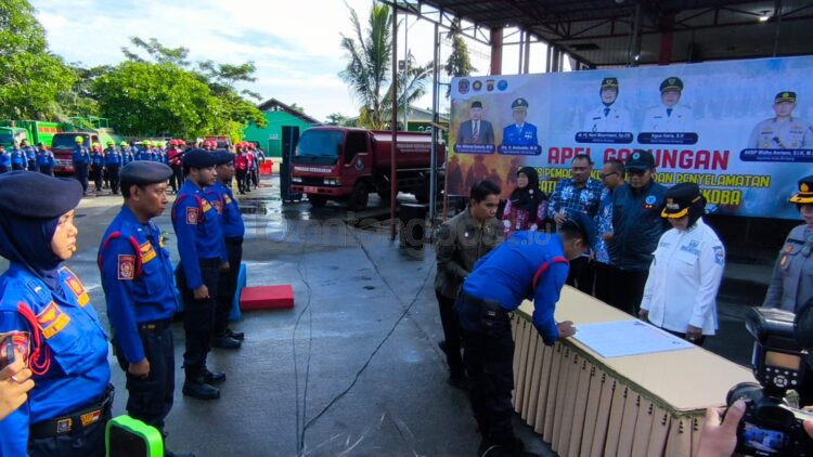 Wali Kota Bontang, Neni Moerniaeni, memimpin apel gabungan sekaligus pelaksanaan tes urine mendadak terhadap 69 TKD Disdamkartan Bontang, Kamis (5/2/2026). (Dwi Kurniawan Nugroho/ Bontang Post)