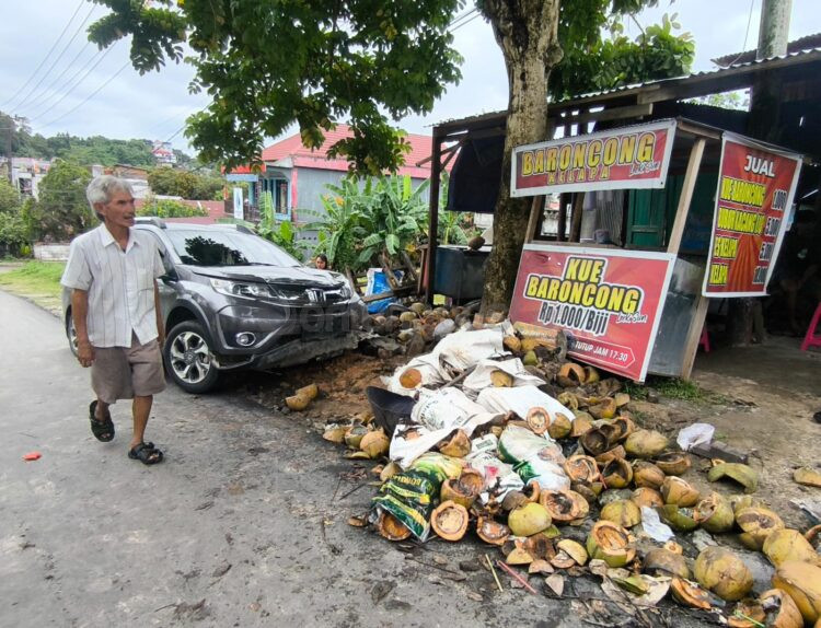 Lapak es kelapa di Jalan S Parman, tepat di tanjakan sebelum Terminal Bontang, rusak usai dihantam mobil. (Nasrullah/Bontang Post)