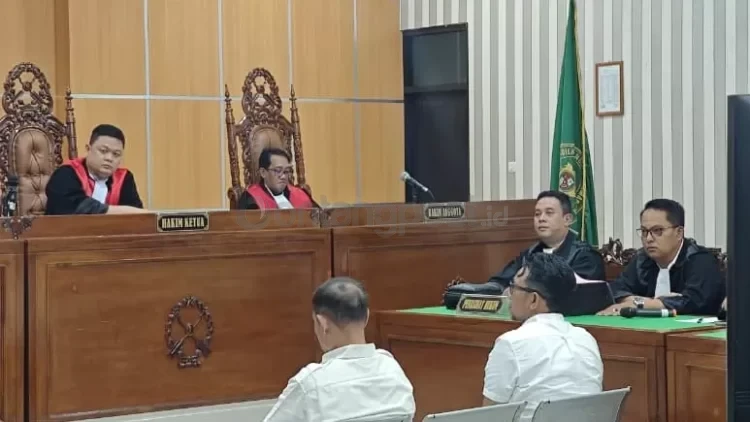 Zairin Zain dan Agus Hari Kesuma mengikuti sidang pembacaan dakwaan perkara hibah DBON Kaltim di Pengadilan Tipikor Samarinda, Jumat (6/2/2026). (BAYU/KP)