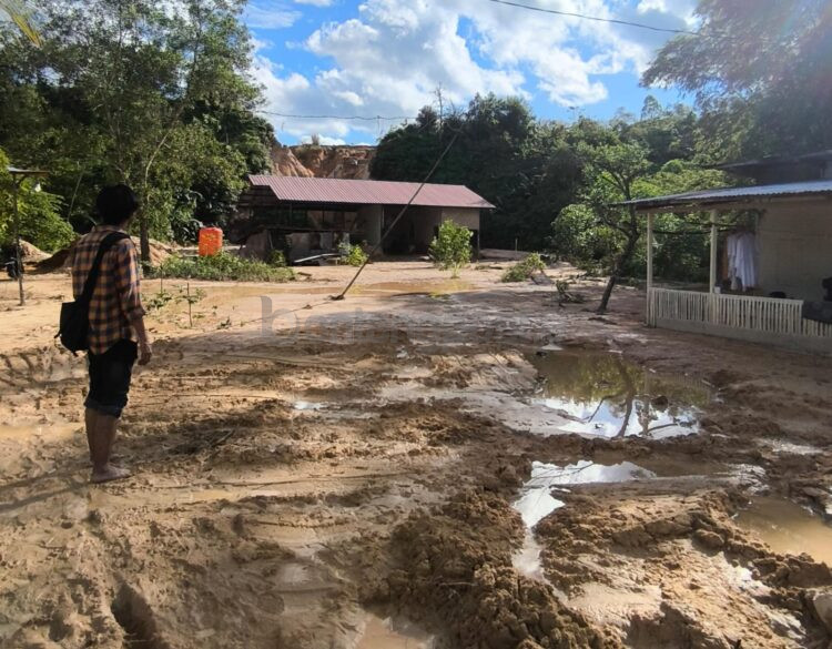 Longsor di Kelurahan Kanaan berdampak pada lima rumah warga di Kampung Timur, RT 01. Warga menuntut pertanggungjawaban pemilik lahan bekas galian C