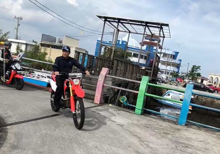 Menteri Lingkungan Hidup Hanif Faisol Nurofiq menyusuri kawasan Kampung Selambai, Loktuan, menggunakan motor trail saat peninjauan penilaian Adipura di Kota Bontang, Sabtu (7/2/2026). (Dwi Kurniawan Nugroho/Bontang Post)